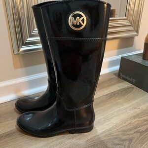 Micheal Kors Rubber Boots size 10 stylish, fun, and comfortable.